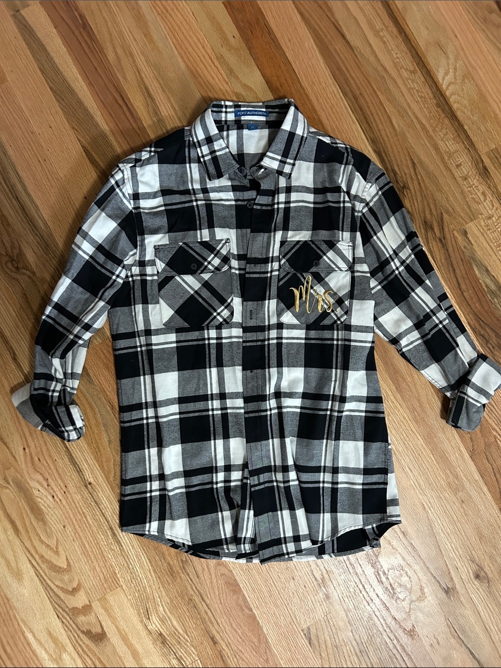 Black & White Flannel Button-Up Shirt - Mrs. Script Detail
